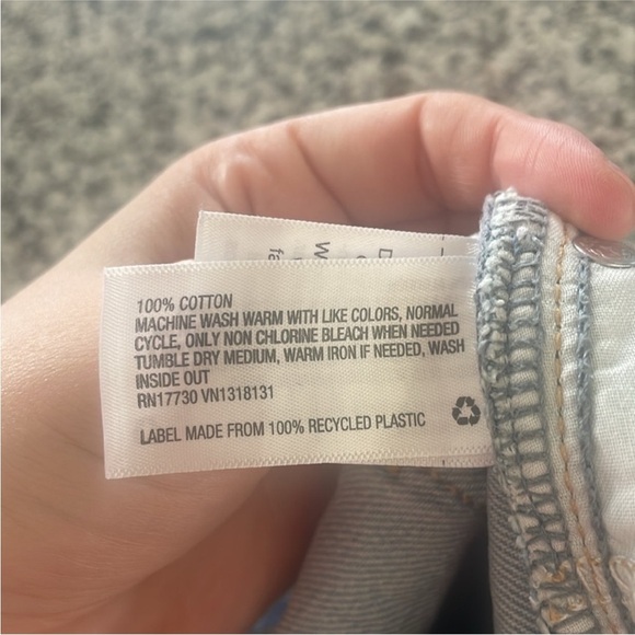 Universal Thread Size 6 Distressed Light Wash Boyfriend Jeans. - Picture 6 of 9